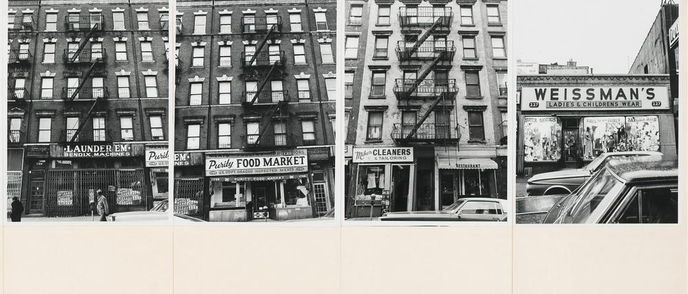 Wer steckt hinter den New Yorker Immobiliengeschäften? „Shapolsky et al. Manhattan-Immobilienbesitz – Ein gesellschaftliches Realzeitsystem“ machte Hans Haacke die Machenschaften 1971 transparent.