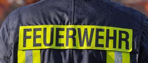Die Feuerwehr sperrt ein Mehrfamilienhaus in Brandenburg an der Havel: Ein Akku eines Elektrorollers löste einen Wohnungsbrand aus, es entstanden laut Polizei giftige Dämpfe. (Symbolbild)