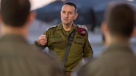 Israel sieht sich nach Worten seines Generalstabschefs Herzi Halevi nach dem Umsturz in Syrien mit einer weiteren Front auf den Golanhöhen konfrontiert.