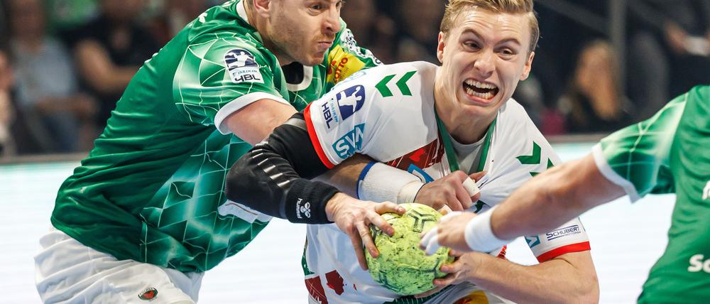 Füchse-Kreisläufer Mijajlo Marsenic versucht Magdeburgs Gisli Kristjansson zu stoppen