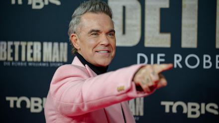 Robbie Williams kommt winterlich gekleidet zur Deutschland-Premiere seines Biopics.