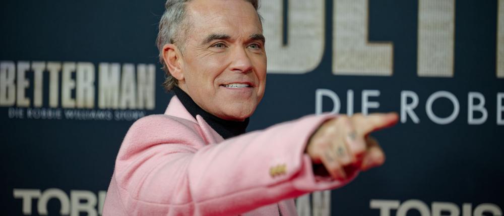 Robbie Williams kommt winterlich gekleidet zur Deutschland-Premiere seines Biopics.