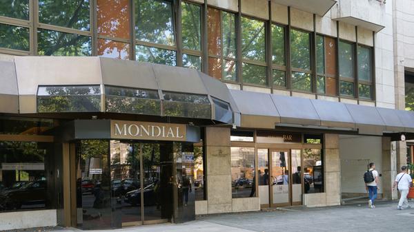 Das frühere „Hotel Mondial“ am Kurfürstendamm steht seit Jahren leer.