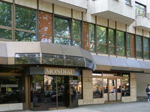 Das frühere „Hotel Mondial“ am Kurfürstendamm steht seit Jahren leer.