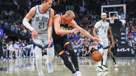 Ohne seinen verletzten Bruder holte Moritz Wagner (links) mit den Orlando Magic einen Heimsieg.
