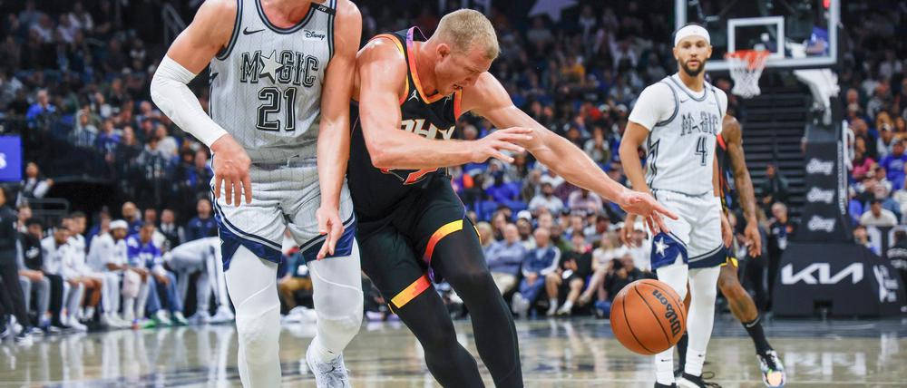 Ohne seinen verletzten Bruder holte Moritz Wagner (links) mit den Orlando Magic einen Heimsieg.