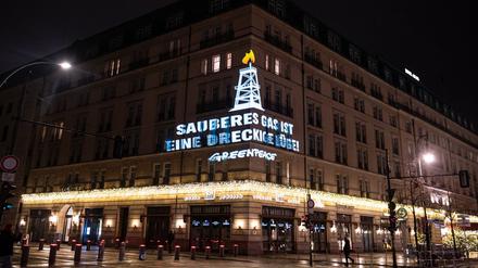Aktivisten projizieren einen Schriftzug zum Start der Gas-Konferenz auf die Fassade des Hotels Adlon. 