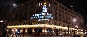 Aktivisten projizieren einen Schriftzug zum Start der Gas-Konferenz auf die Fassade des Hotels Adlon. 