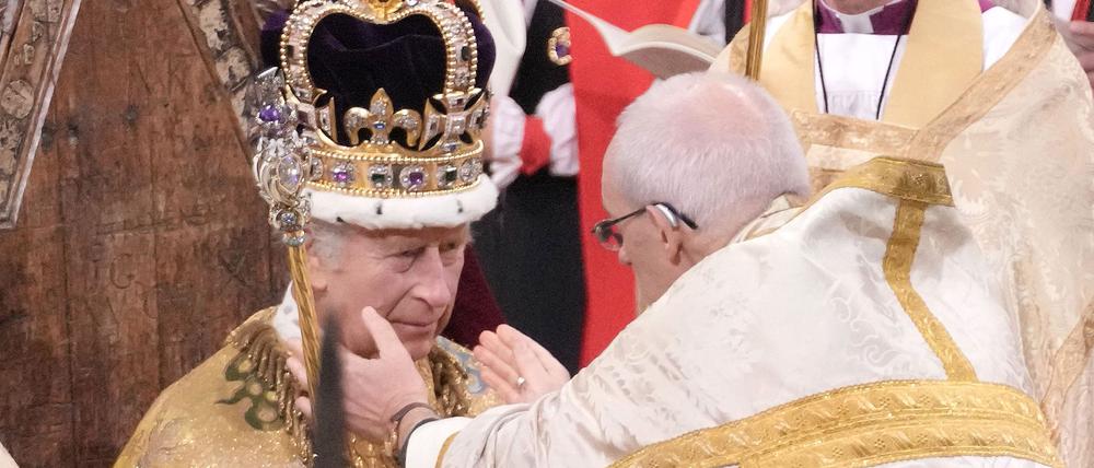 Wackelt da auch nichts? Charles mit seiner Krone. (Archivbild)
