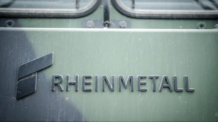 Das Logo des Rüstungskonzerns Rheinmetall ist an einem Fahrzeug der Bundeswehr 