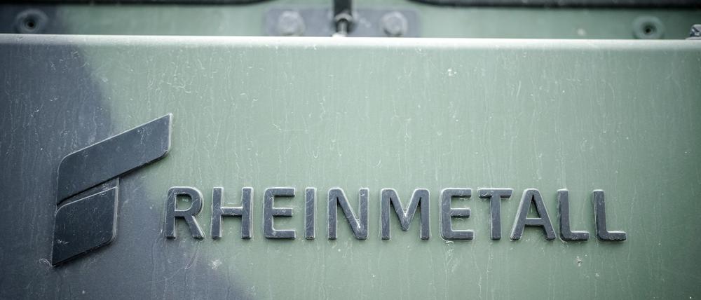 Das Logo des Rüstungskonzerns Rheinmetall ist an einem Fahrzeug der Bundeswehr