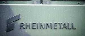 Das Logo des Rüstungskonzerns Rheinmetall ist an einem Fahrzeug der Bundeswehr 