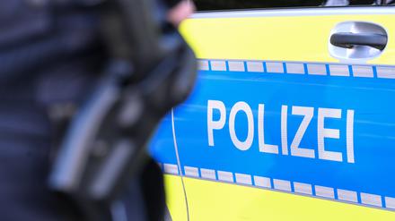 Der Schriftzug «Polizei» auf einem Einsatzfahrzeug der Polizei. (Symbolbild)