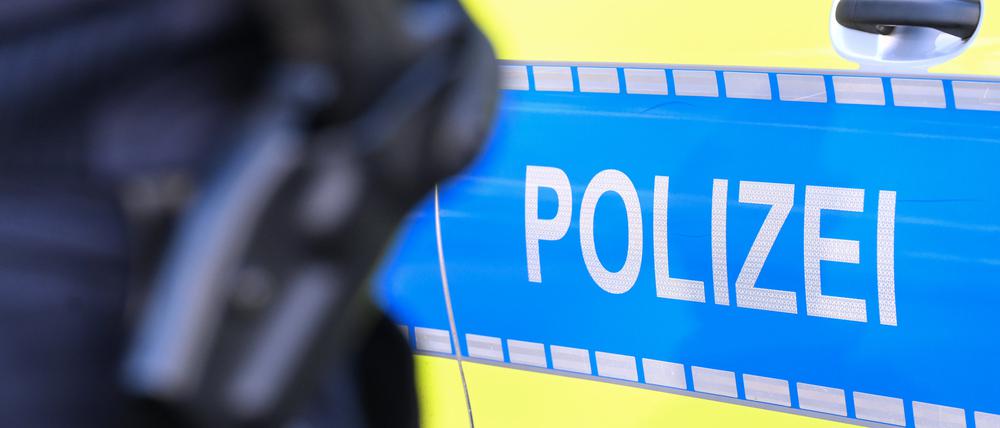 Der Schriftzug «Polizei» auf einem Einsatzfahrzeug der Polizei. (Symbolbild)