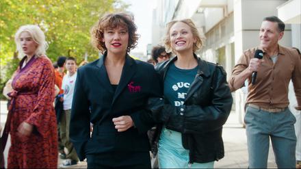Fauen an die Macht. Anita Martinelli (Britta Hammelstein, l.) und Sarah Bedford (Mavie Hörbiger) leiten die feministische Partei FEM in „Die geschützten Männer“. 