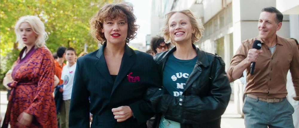 Fauen an die Macht. Anita Martinelli (Britta Hammelstein, l.) und Sarah Bedford (Mavie Hörbiger) leiten die feministische Partei FEM in „Die geschützten Männer“. 