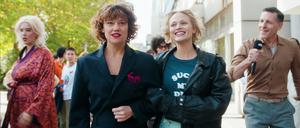 Fauen an die Macht. Anita Martinelli (Britta Hammelstein, l.) und Sarah Bedford (Mavie Hörbiger) leiten die feministische Partei FEM in „Die geschützten Männer“. 