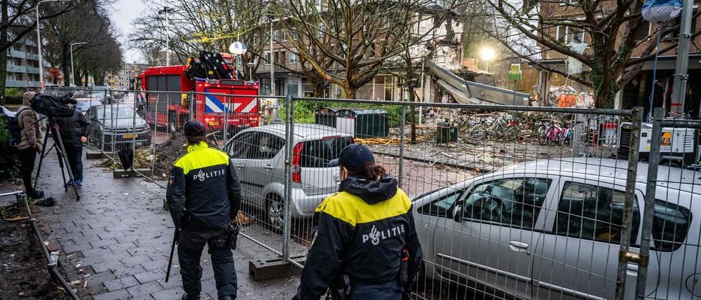Am frühen Samstagmorgen hatte es bei dem dreistöckigen Mehrfamilienhaus zwei Explosionen gegeben.
