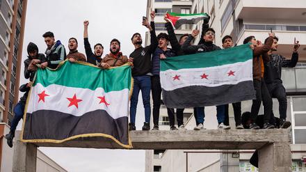 Syrer feiern in Ankara den Sturz von Diktator Baschar al Assad.