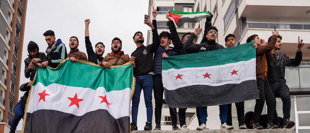 Syrer feiern in Ankara den Sturz von Diktator Baschar al Assad.