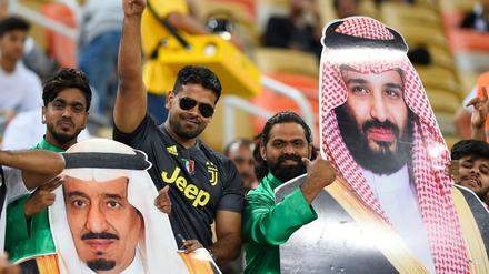 Saudische Fußballfans finden die Sport-Strategie des Königreichs um Kronprinz Mohammed bin Salman (auf dem rechten Plakat) gut.