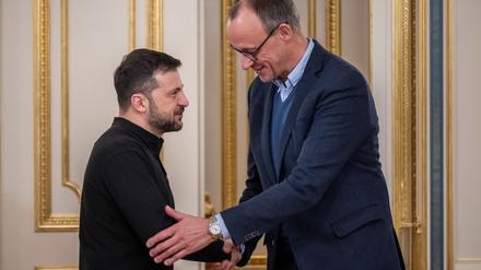 Es müsse alles dafür getan werden, um die Ukraine in die Lage zu versetzen, ihr Recht auf Selbstverteidigung wahrzunehmen, sagt Friedrich Merz bei einem Treffen mit Präsident Wolodymyr Selenskyj. 