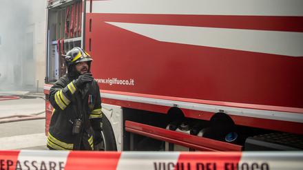  Ein italienischer Feuerwehrmann im Einsatz. (Archivfoto als Illustration)