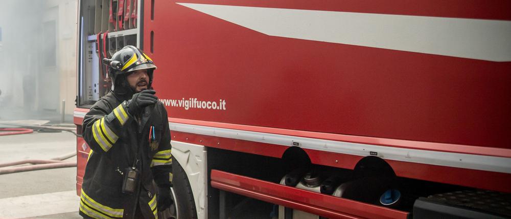 Ein italienischer Feuerwehrmann im Einsatz. (Archivfoto als Illustration)