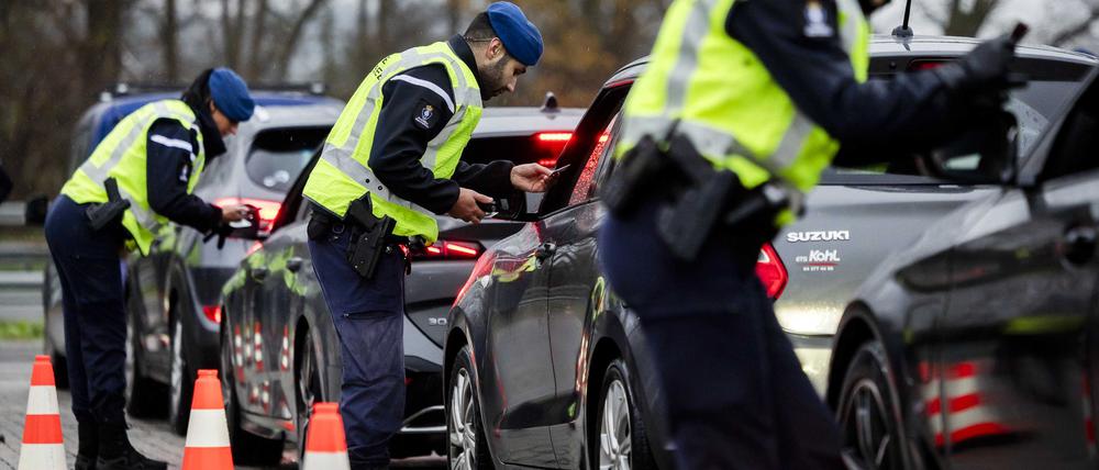 Kritischer Blick in die Autos: Kontrollen an der niederländischen Grenze.