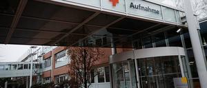 Das Krankenhaus in Neuruppin steckt in akuter Finanznot: Laut Unternehmensangaben stehen auch Entlassungen bevor. (Archivbild)