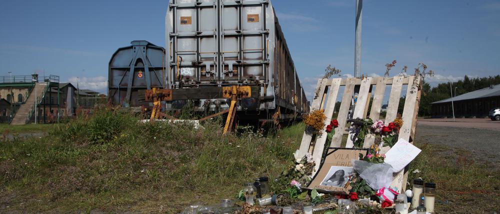 Nach dem Mord an einem 14-jährigen Mädchen im südschwedischen Landskrona ist am Tatort in einem Industriegebiet ein Gedenkort voller Kerzen, Blumen und Briefe entstanden. (Archivbild)
