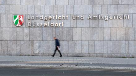 Ein Mann geht am Landgericht und Amtsgericht Düsseldorf vorbei.
