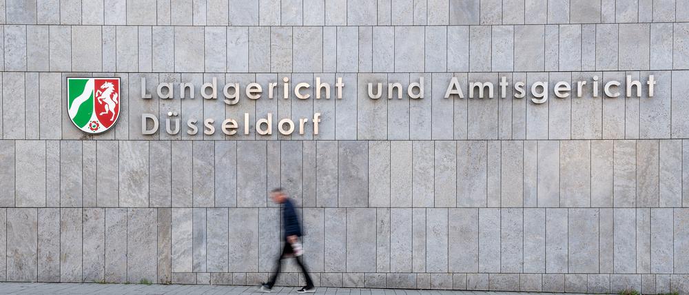 Ein Mann geht am Landgericht und Amtsgericht Düsseldorf vorbei.