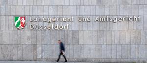 Ein Mann geht am Landgericht und Amtsgericht Düsseldorf vorbei. 