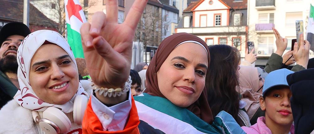 Am Sonntag zog es Tausende Syrerinnen und Syrer in verschiedenen deutschen Städten zu spontanen Kundgebungen und Freudenfeiern auf die Straße.