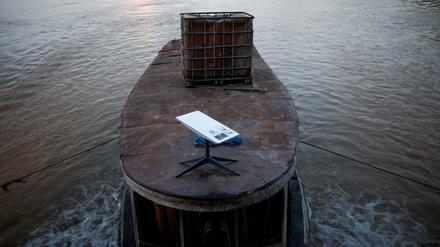Ein Starlink-Satelliten-Internetsystem wird auf einem Bergarbeiterboot auf dem Madeira-Fluss in Porto Velho, Bundesstaat Rondonia, Brasilien, am 4. Juli 2024 aufgebaut.