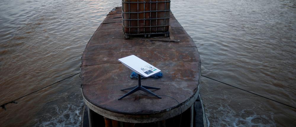 Ein Starlink-Satelliten-Internetsystem wird auf einem Bergarbeiterboot auf dem Madeira-Fluss in Porto Velho, Bundesstaat Rondonia, Brasilien, am 4. Juli 2024 aufgebaut.