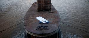Ein Starlink-Satelliten-Internetsystem wird auf einem Bergarbeiterboot auf dem Madeira-Fluss in Porto Velho, Bundesstaat Rondonia, Brasilien, am 4. Juli 2024 aufgebaut.