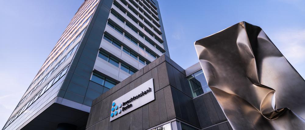 Das Hochhaus der Investitionsbank Berlin an der Bundesallee ragt in einen blauen Himmel.