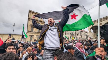 Tausende Syrer feierten am Sonntag auf dem Münchener Odeonsplatz den Sturz des Assad-Regimes.