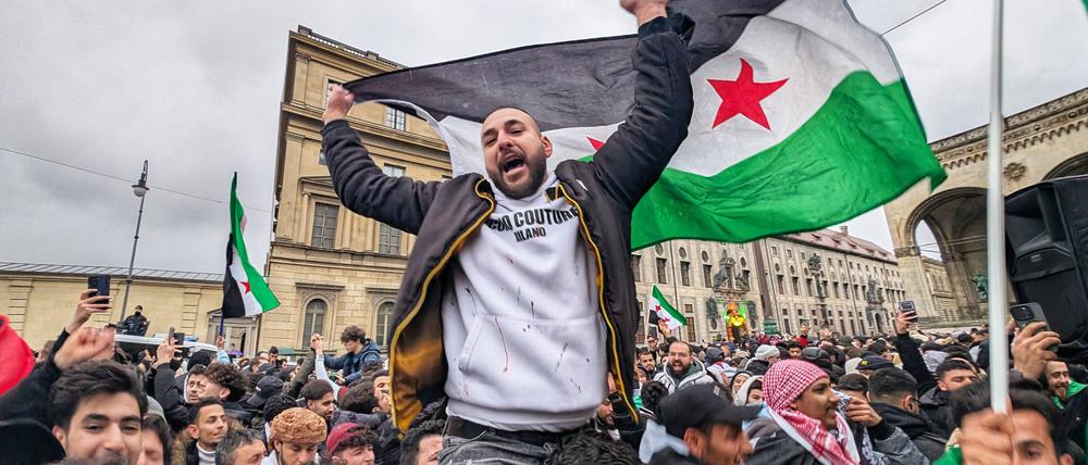Tausende Syrer feierten am Sonntag auf dem Münchener Odeonsplatz den Sturz des Assad-Regimes.