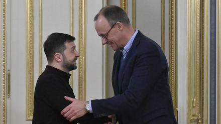 Wolodymyr Selenskyj und Friedrich Merz geben sich am 9. Dezember bei einem Treffen in Kiew die Hand.