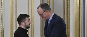 Wolodymyr Selenskyj und Friedrich Merz geben sich am 9. Dezember bei einem Treffen in Kiew die Hand.