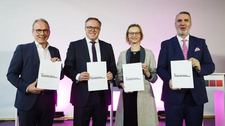 Georg Maier, (l.-r.), Thüringer SPD-Parteichef und geschäftsführender Innenminister, Mario Voigt, CDU-Fraktionschef von Thüringen, Katja Wolf, BSW-Fraktionschefin, und Steffen Schütz, Co-Landesvorsitzender des BSW, präsentieren den Koalitionsvertrag bei einer Pressekonferenz im Landtag.