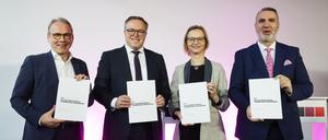 Georg Maier, (l.-r.), Thüringer SPD-Parteichef und geschäftsführender Innenminister, Mario Voigt, CDU-Fraktionschef von Thüringen, Katja Wolf, BSW-Fraktionschefin, und Steffen Schütz, Co-Landesvorsitzender des BSW, präsentieren den Koalitionsvertrag bei einer Pressekonferenz im Landtag.