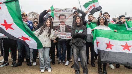 In Berlin lebende Syrer:innen feiern den Sturz von Diktator Assad.