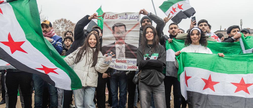 In Berlin lebende Syrer:innen feiern den Sturz von Diktator Assad.