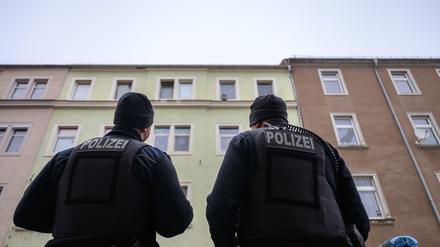 Polizisten sind im Einsatz bei dem mutmaßlichen Tötungsdelikt in Meißen. 