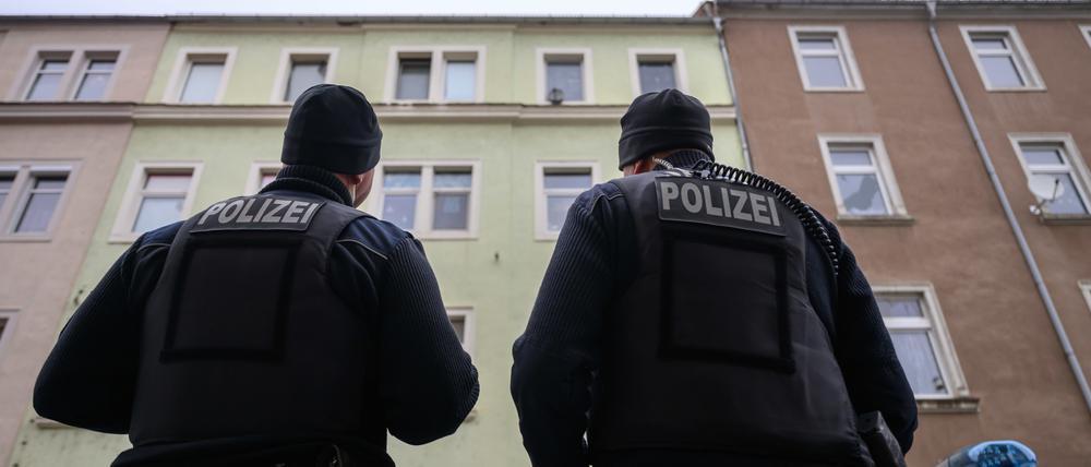 Polizisten sind im Einsatz bei dem mutmaßlichen Tötungsdelikt in Meißen.