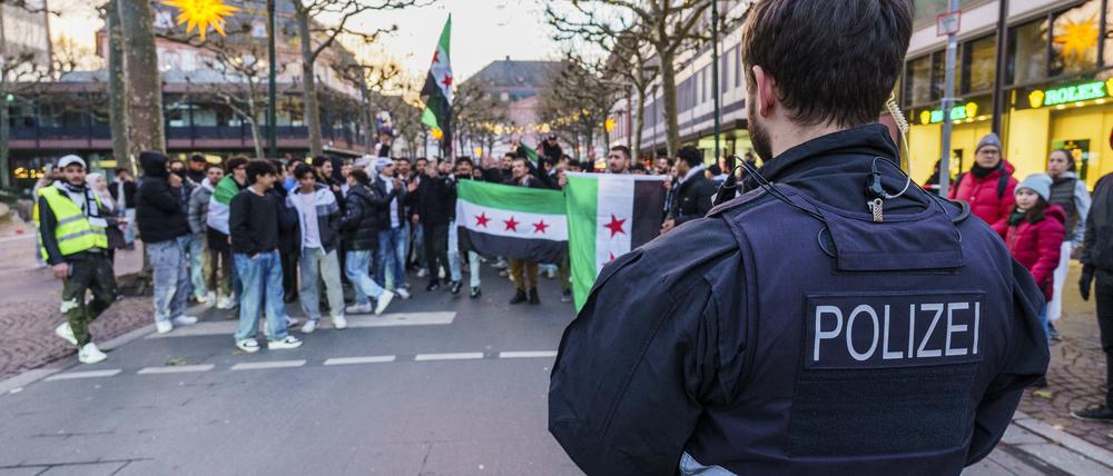 Die Polizei beobachtet feiernde Exil-Syrer. (Symbolbild)